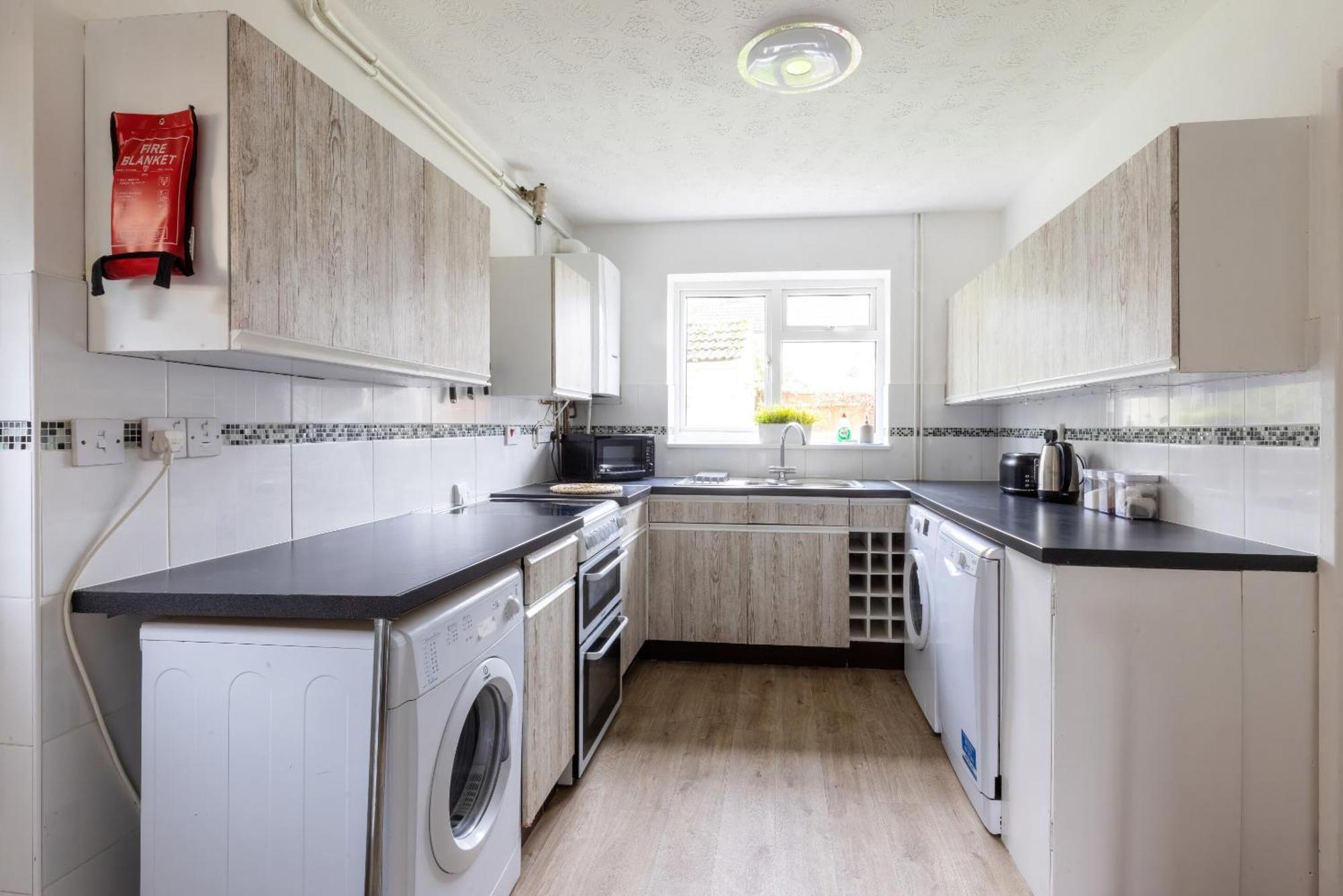 The Conifers Large Detached Home With Off Street Parking Witney Bagian luar foto