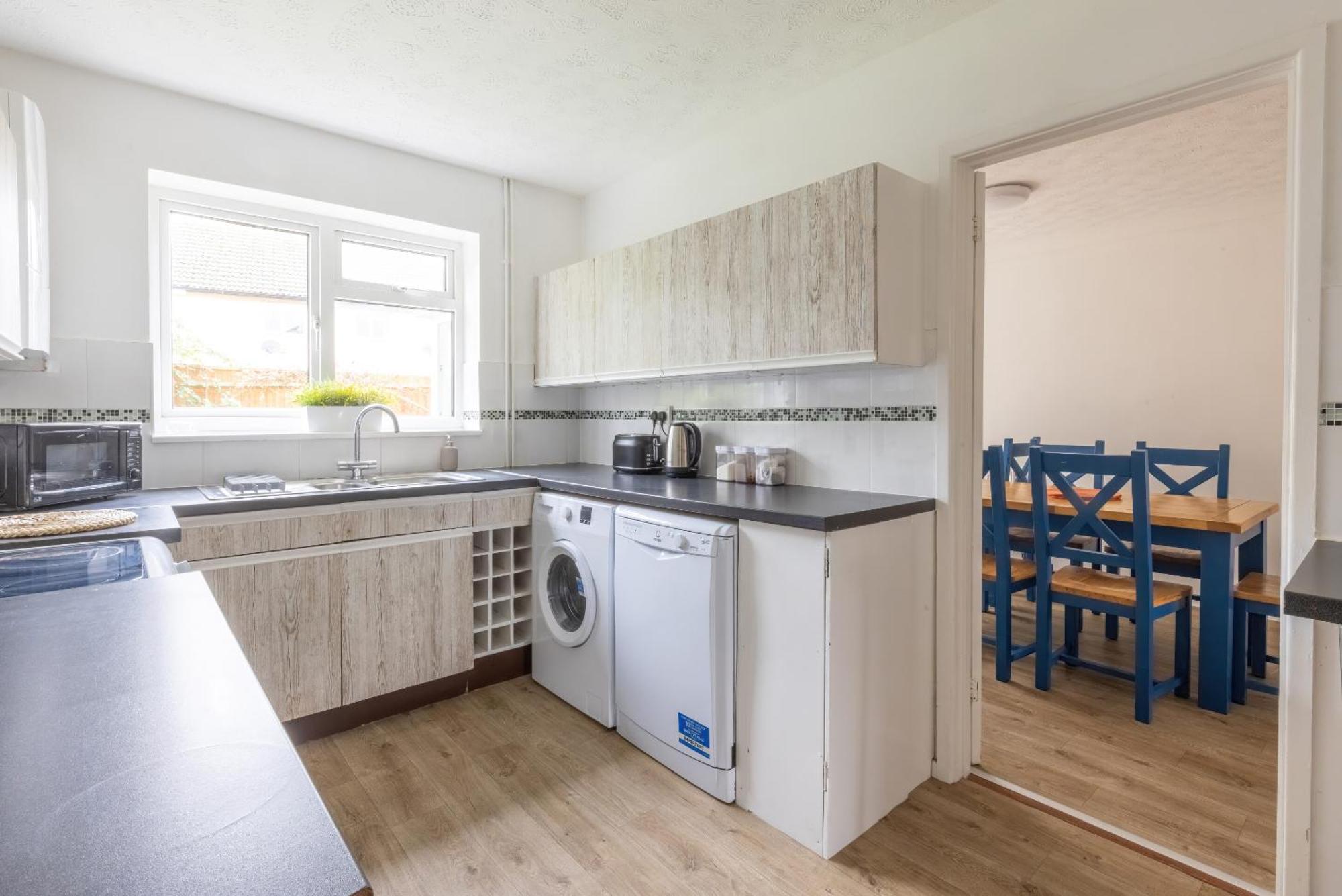 The Conifers Large Detached Home With Off Street Parking Witney Bagian luar foto