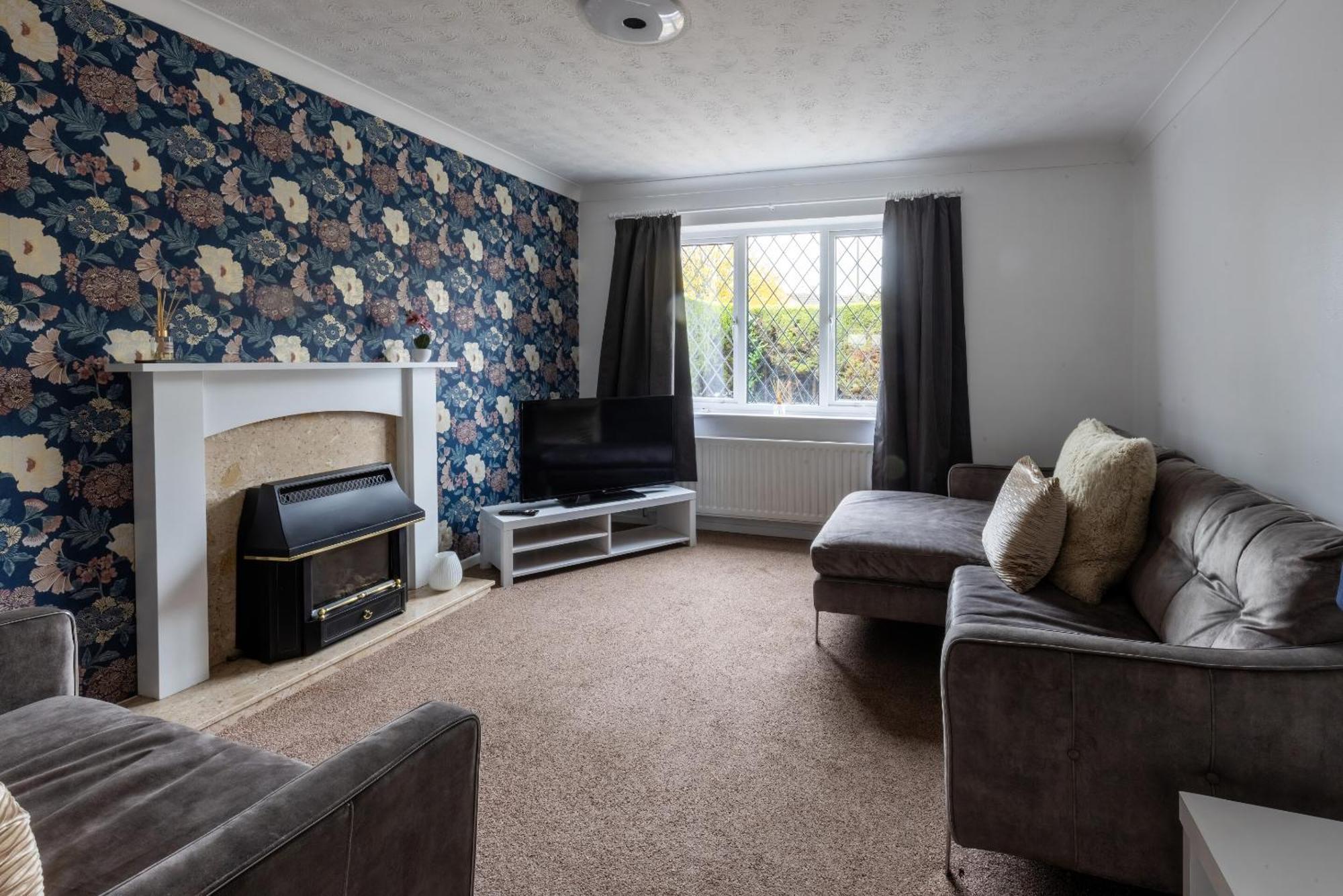 The Conifers Large Detached Home With Off Street Parking Witney Bagian luar foto