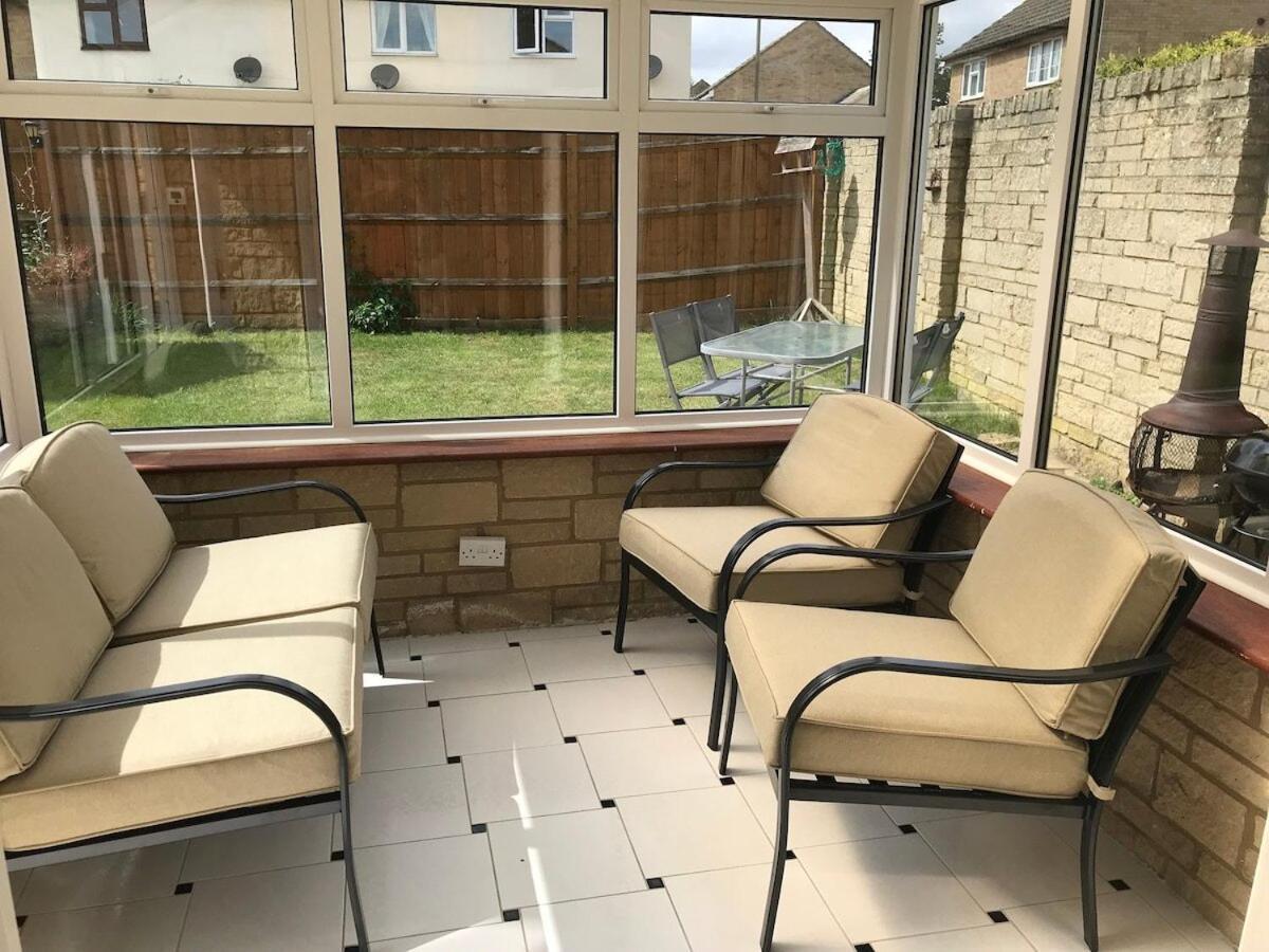 The Conifers Large Detached Home With Off Street Parking Witney Ruang foto
