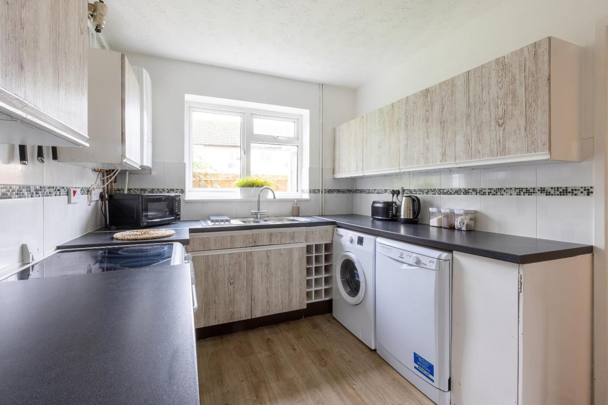 The Conifers Large Detached Home With Off Street Parking Witney Bagian luar foto